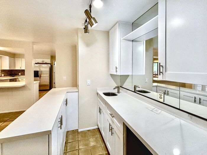 Building Photo - 6489 Rainbow Heights Rd