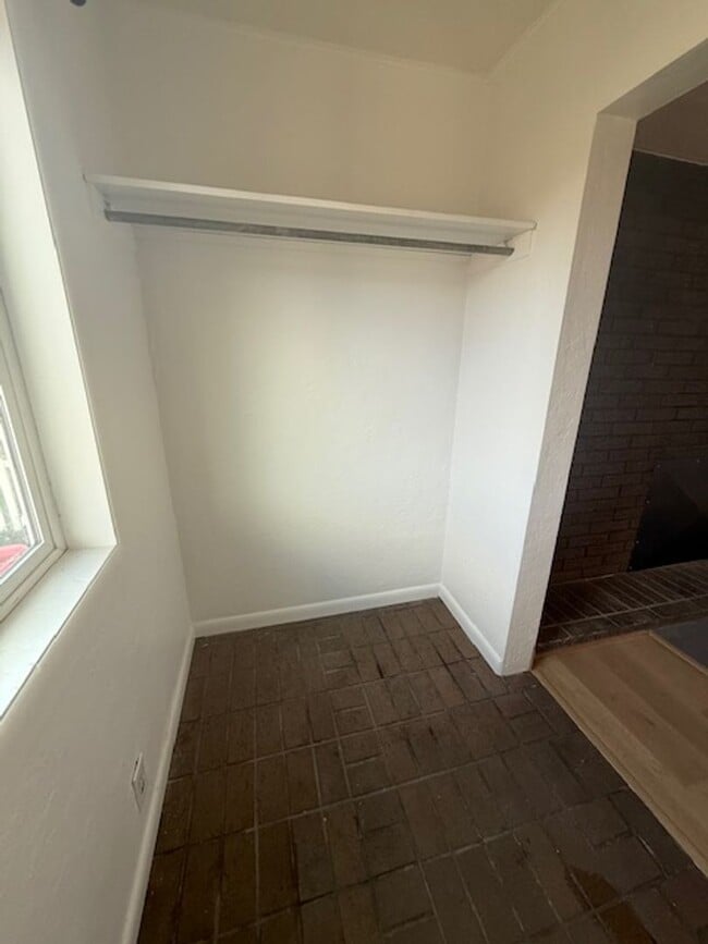 Building Photo - Hansen-PM-025-0262