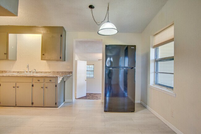 Building Photo - Pensacola 3BR Home with Bonus Den, Hardwood Floors & Fenced Backyard-Coming Available 8/17.