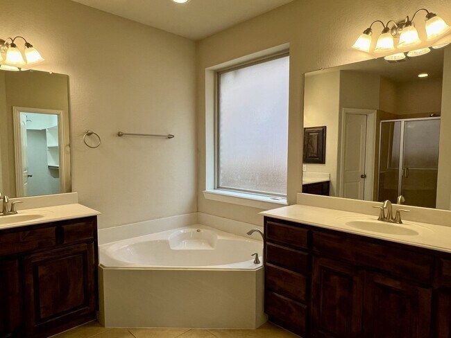Building Photo - 2104 Indigo Dr