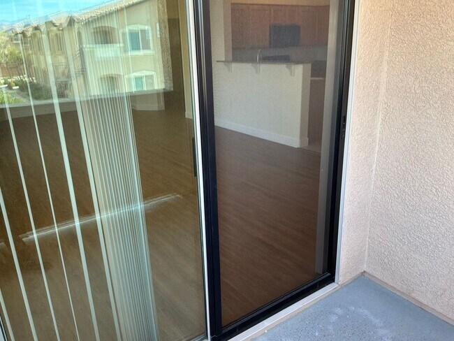 Building Photo - 2 bedroom 2 bathroom Condo