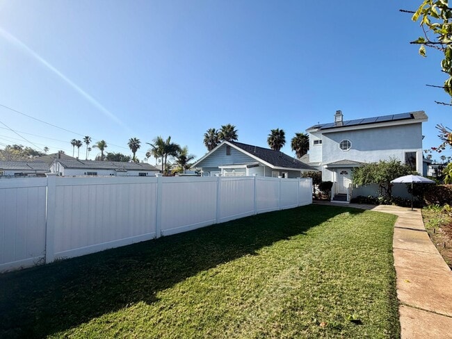 Building Photo - Spacious Beach House in South Oceanside