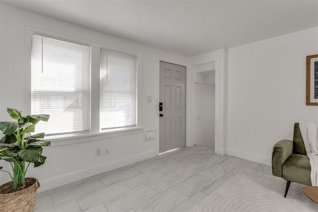 Building Photo - 2421 NW 18th St