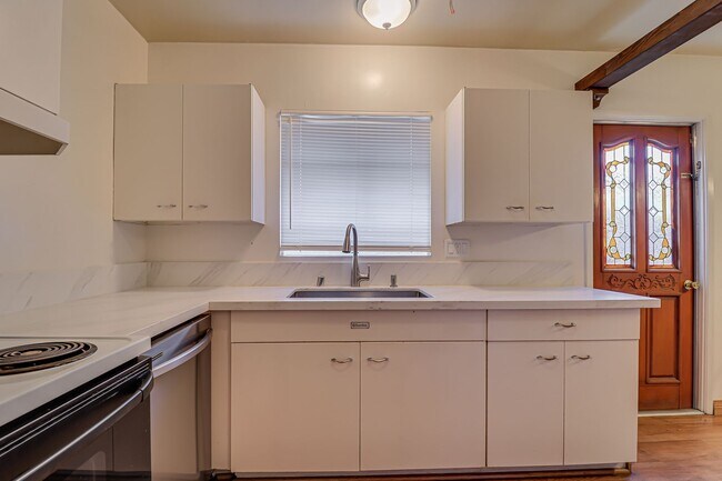 Building Photo - 2301 Faye Ln