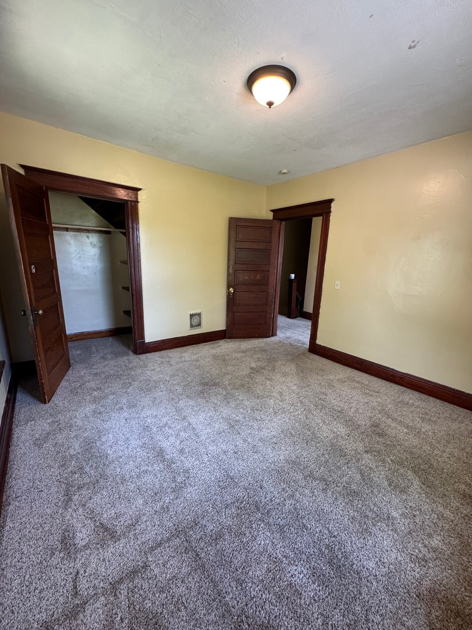 Building Photo - 919 LeClaire St