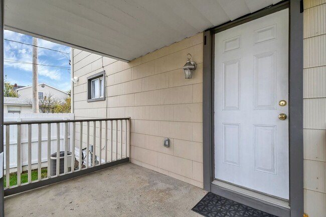 Building Photo - 626 E Jenkins Ave