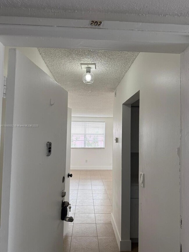 Building Photo - 1255 W 53rd St