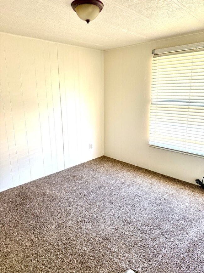 Building Photo - Beautiful Home with Quiet Location