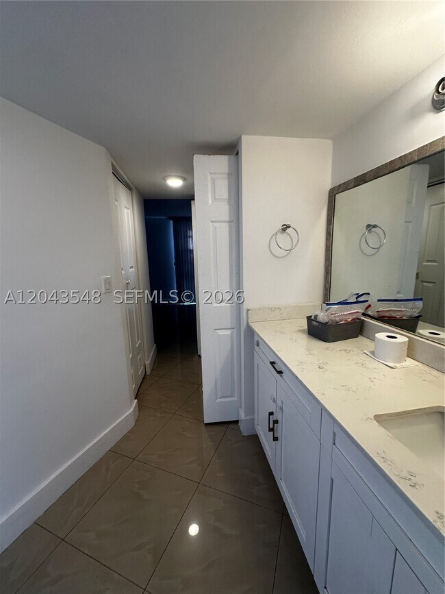 Building Photo - 3475 N Country Club Dr