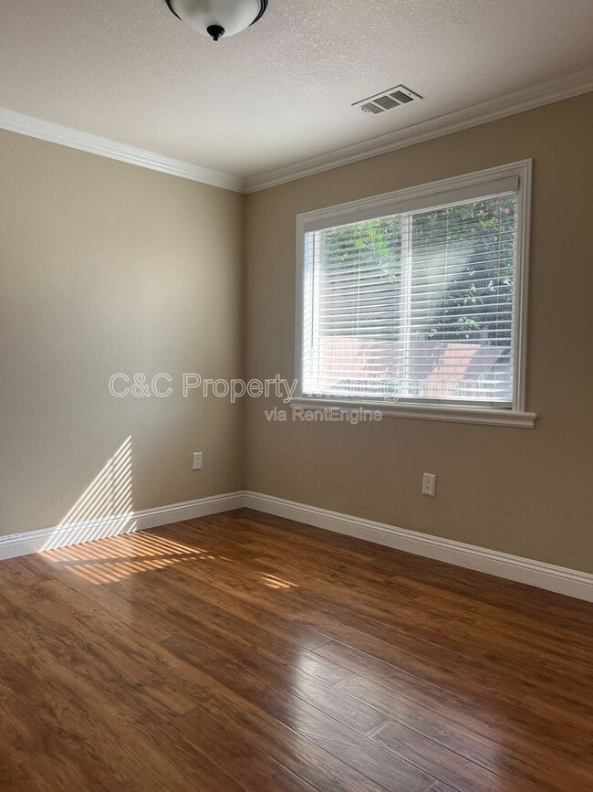 Building Photo - 1445 1/2 South Sunol Drive