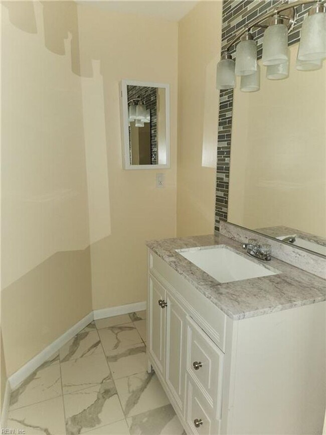 Building Photo - Newly Renovated Condo in Salem