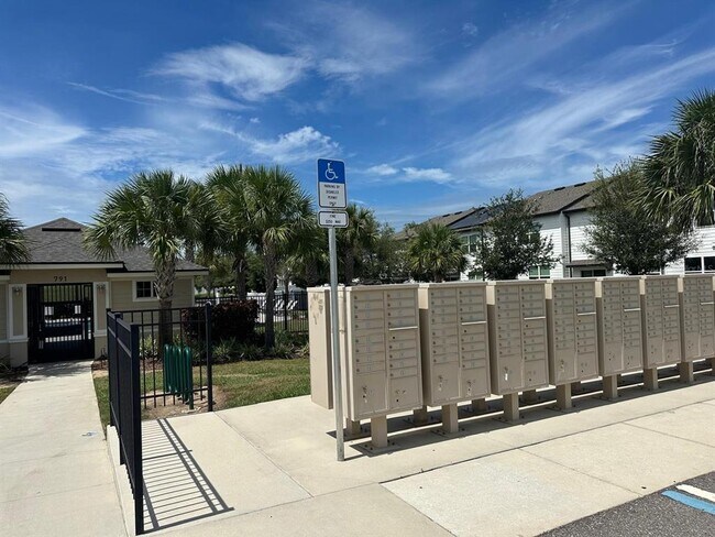 Building Photo - 118 Mandovi St