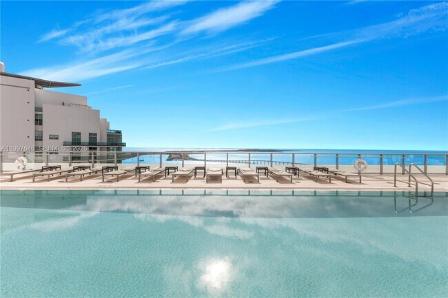 Building Photo - 1300 Brickell Bay Dr