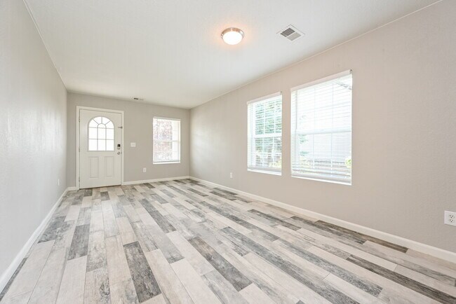 Building Photo - 2519 Coach House Loop