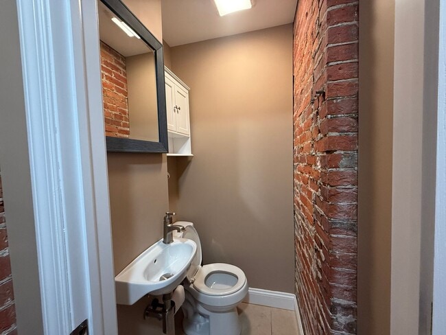 Building Photo - Charming South Philly Home in the Pennsport/Queen Village Area