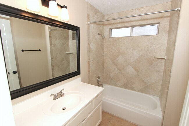 Building Photo - 2731 Colony Dr
