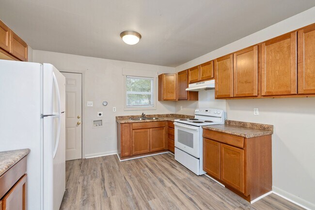 Building Photo - Newly Renovated 5 Bedroom Unit!