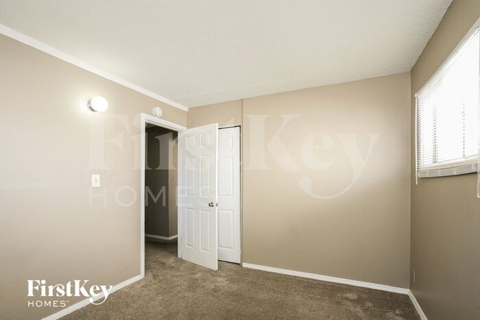 Building Photo - 4834 N Kenyon Dr