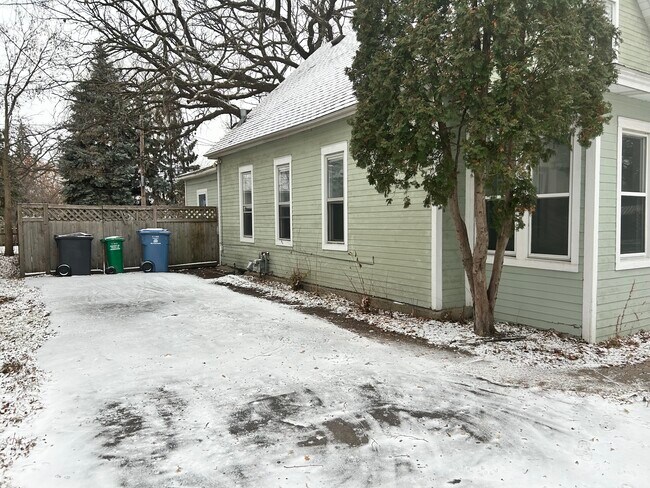 Building Photo - 950 27th Ave NE