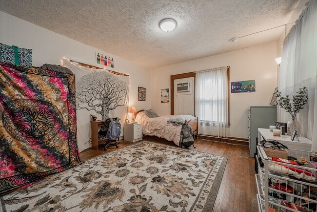 Building Photo - 4 Bedroom/ 2 Bathroom House - Downtown - A...