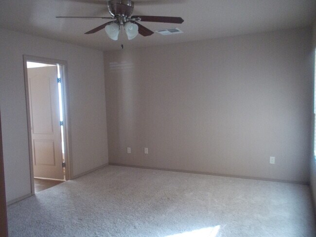 Building Photo - Beautiful home close to HAFB and town.