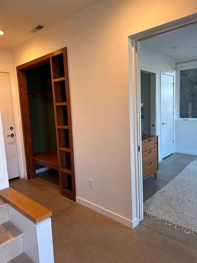 Building Photo - 3 Bedroom 3.5 Bath River Views - Walk to Old Mill