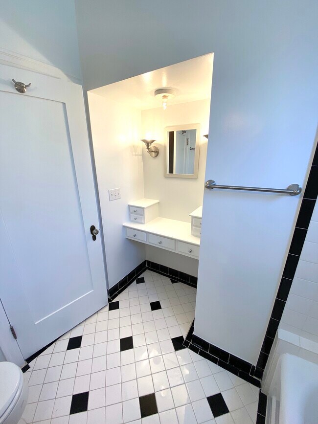 Bathroom - Lighted Vanity - 2818 Griffith Park Blvd