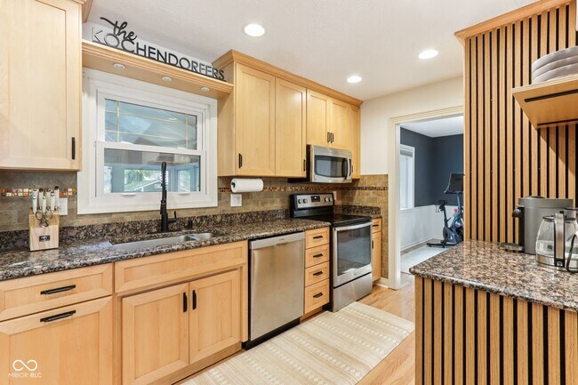 Building Photo - 521 Thornberry Dr