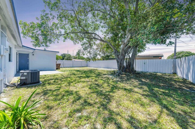 Building Photo - 510 SW 13th Pl