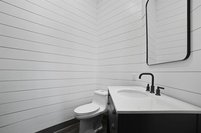 Building Photo - 2700 Marina Shores Dr