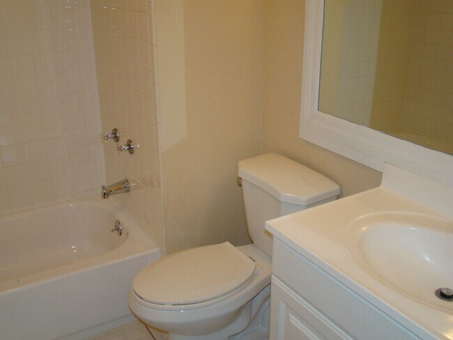 Building Photo - LARGE 2/2 IN CORAL SPRINGS PRICED RIGHT Tile Floor - Screened Patio - 1 Day Approval