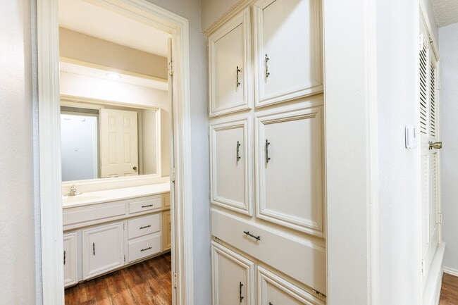 Building Photo - 2 Bedroom Duplex