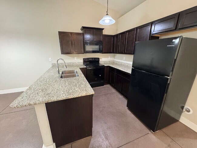 Building Photo - "Spacious 3-Bedroom Duplex Retreat with 2 Full Baths in Derby - 2194 Sq. Ft of Comfort!"