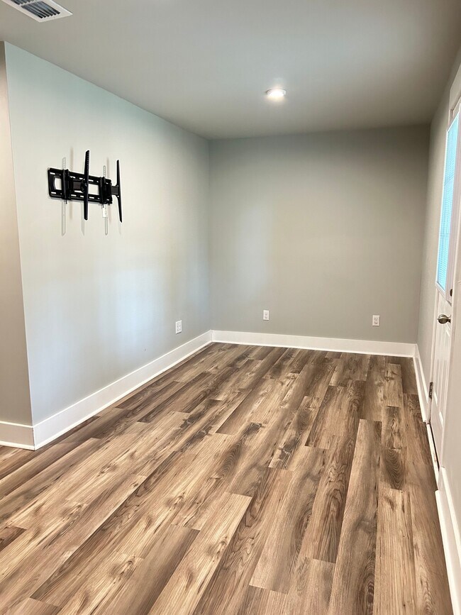 Building Photo - 201 Maple Frg Trl