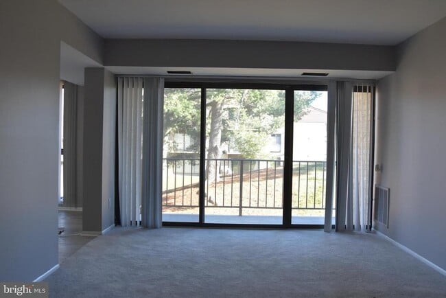 Building Photo - 2050 Royal Fern Ct
