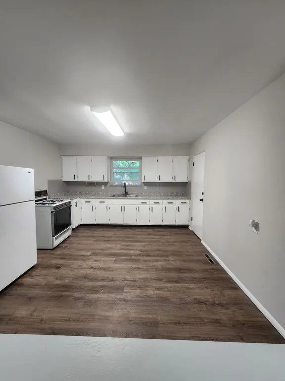 Building Photo - 920 S 74th St