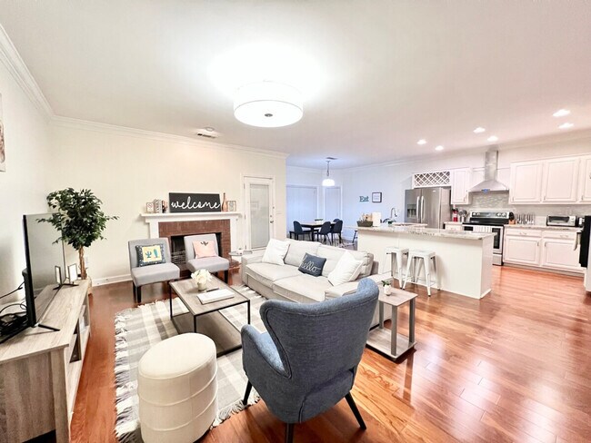 Primary Photo - 2330 Evergreen Ln