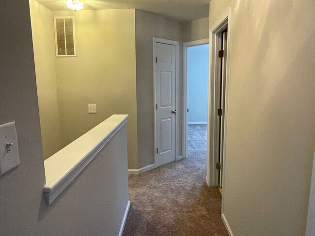 Building Photo - UPDATED TOWNHOUSE IN FREDERICKSBURG - CLOS...