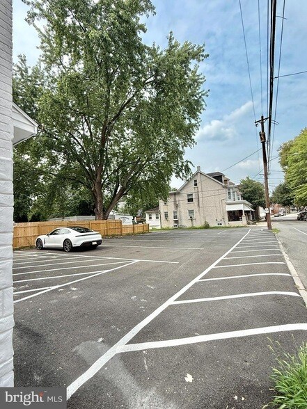 Building Photo - 151 N York St