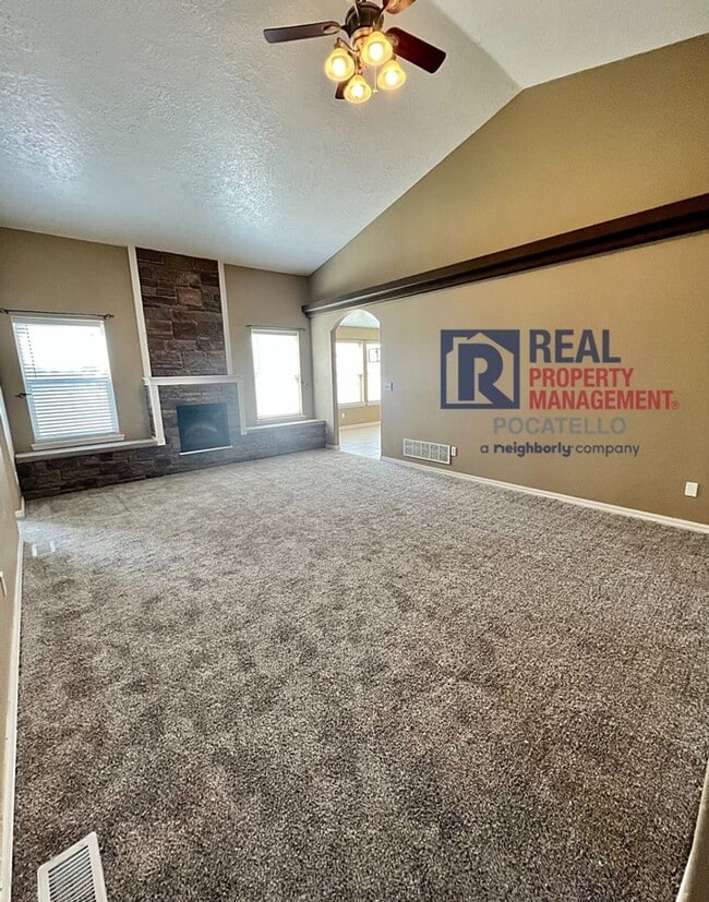 Building Photo - Beautiful 6 Bedroom 3 Bath house - 2 Car Garage - 6 month lease