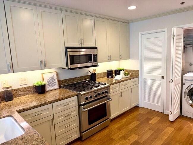 Building Photo - Luxury Condo in Heart of Downtown Los Gatos