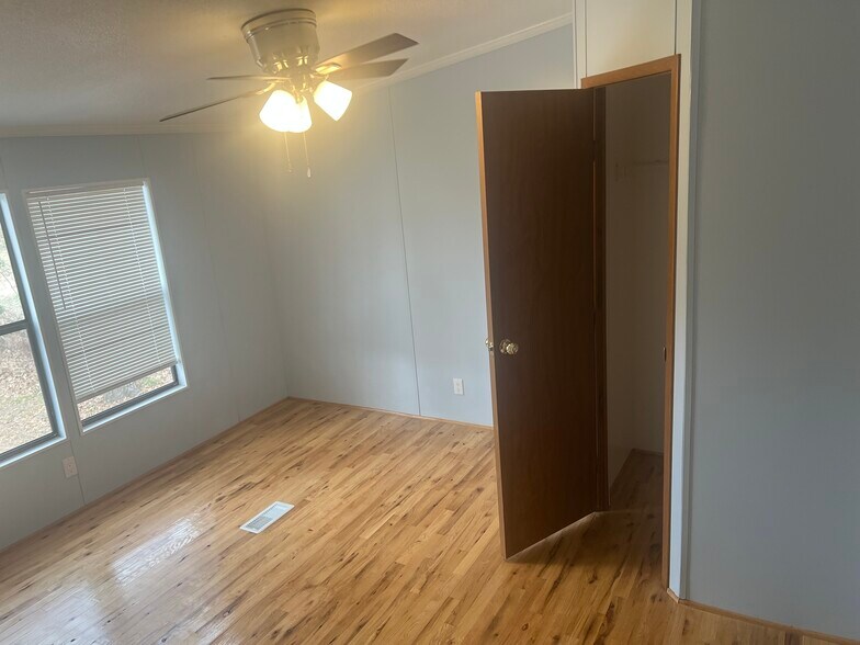 Building Photo - 2140 Hickory St