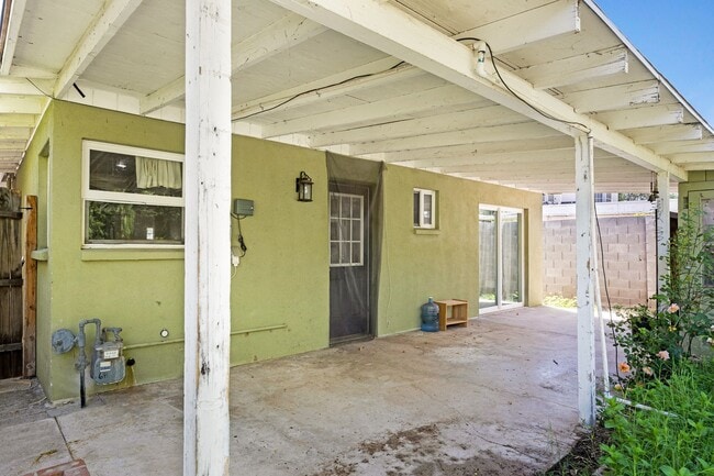 Building Photo - 3-2