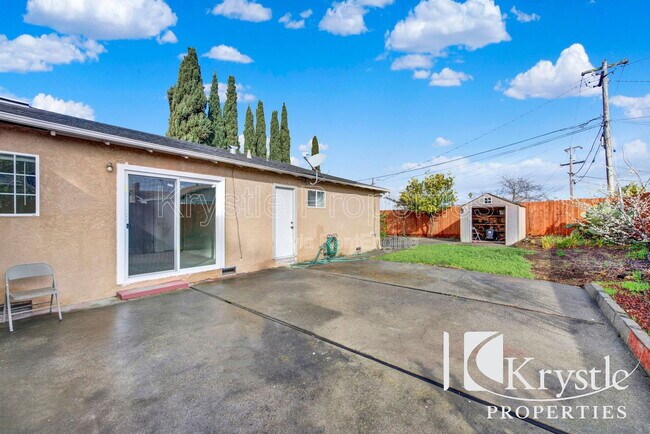 Building Photo - 126 Violet Dr