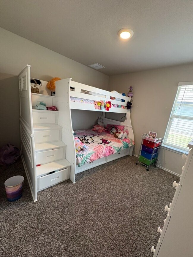 Building Photo - 4 Bedroom 2 Bath in Mesa Verde