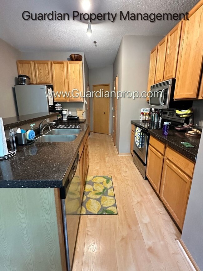 Building Photo - Eden Prairie End Unit Town Home, 2 Car Gar...