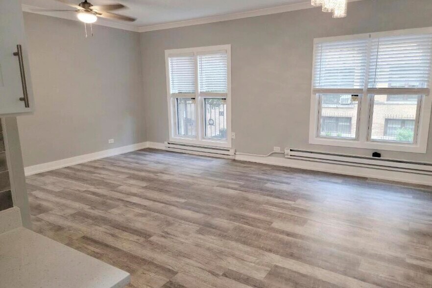 Building Photo - 727 W Roscoe St