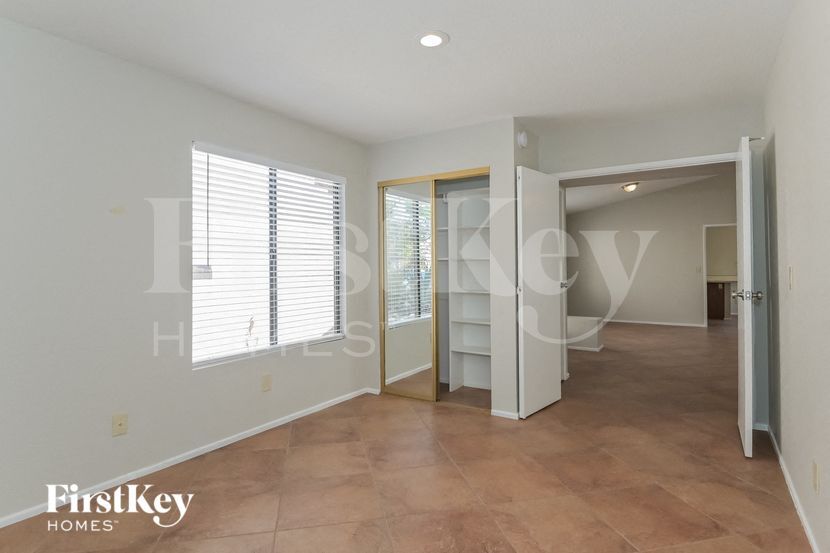 Building Photo - 3240 N Hill Farm Dr