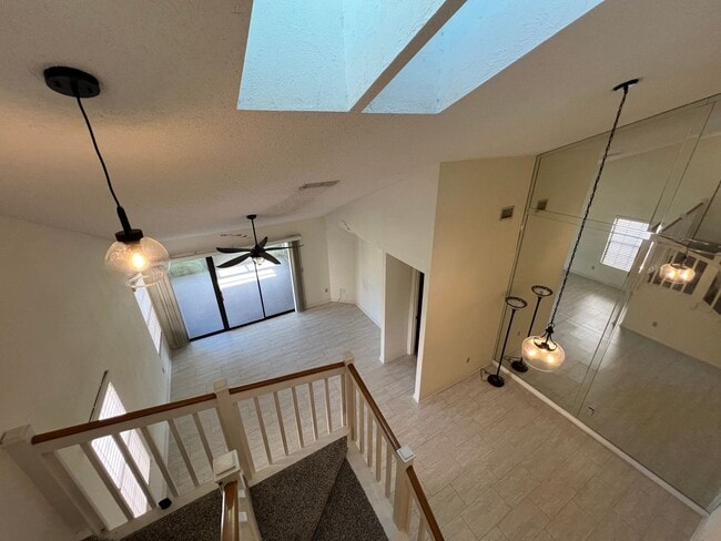 Building Photo - AVAIALBLE IMMEDIATELY Beautiful 3 bed 2.5 ...