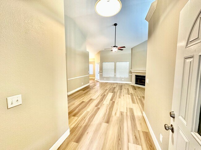 Building Photo - North Clovis 3/2 Near Buchanan Education C...